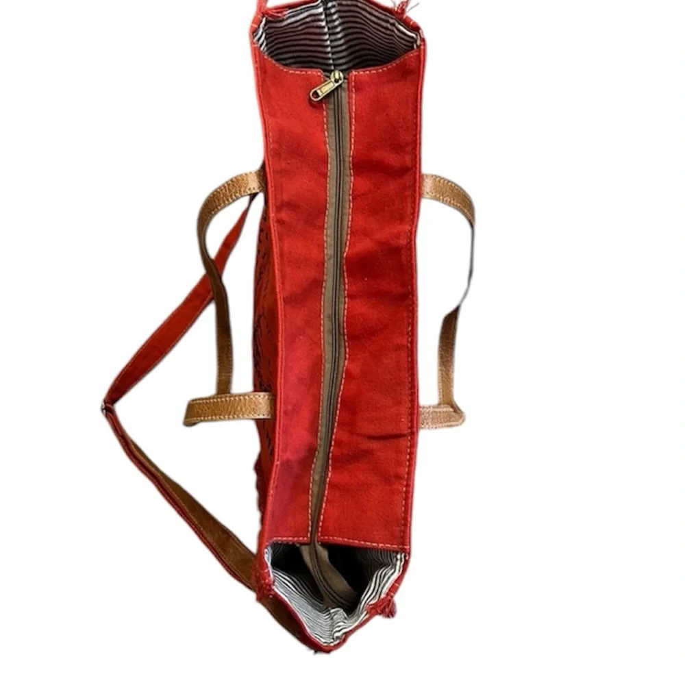 A La Fontaine Des Parfums Red & Black Fringe Tote. Shoulder & Crossbody Straps
